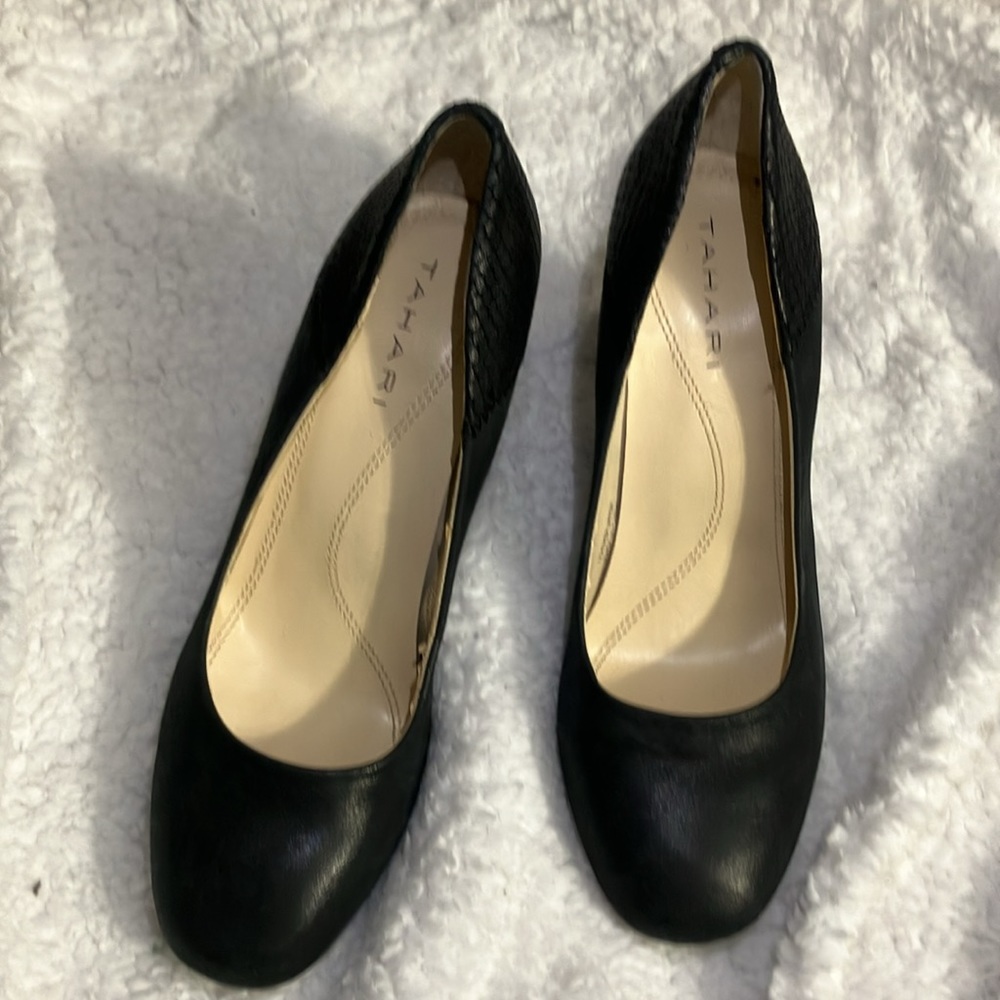 Tahari Round Toe Black Heels - Picture 3 of 8
